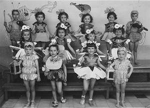 ECOLE MAGNAN UN JOUR DE FETE 1952 LES FLEURS